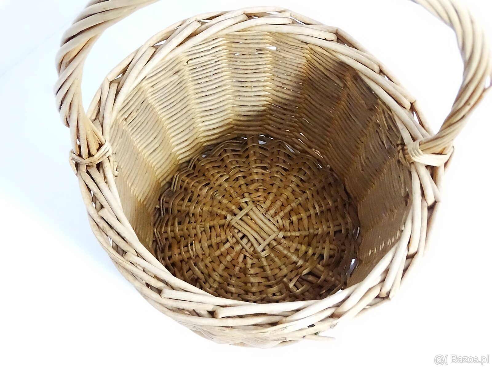 Kosz wiklinowy o wysokości 47 cm, średnicy 30 cm i głębokośc - 3