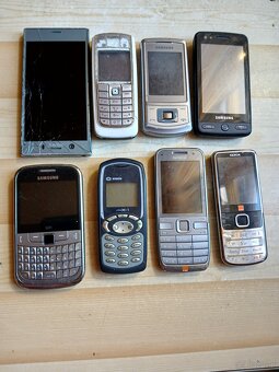 Zestaw starych telefonów komórkowych - 3