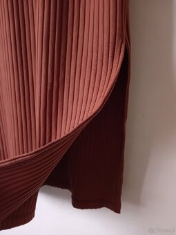 Brązowa sukienka prazkowana - 3