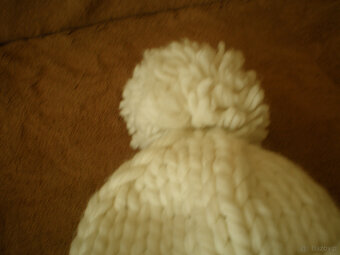 Sprzedam czapkę damską białą z akrylu, używaną, stan dobry. - 3