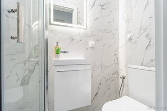 Nowoczesny pokój z łazienką i balkonem przy uczelni. - 3