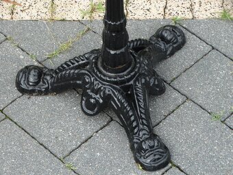 STYLOWY KAWOWY STOLIK OKRĄGŁY MARMUROWY NA ŻELIWNEJ NODZE - 3