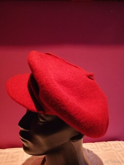 Kaszkiet (beret) damski z daszkiem bordowy  100 % wełna. VOO - 3