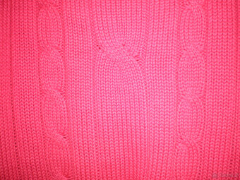 Sprzedam używany sweter damski w kolorze czerwonym, rozmiar - 3