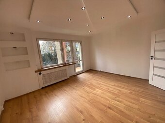 3 pokoje, 63m2, balkon, II piętro, winda, po remoncie, Os. D - 3
