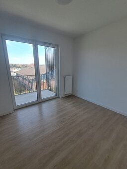 2 pokoje, 47m2, II piętro, winda, duży balkon, parking, os. - 3