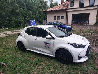 Sprzdam Toyotę Yaris r. 2023 z wyposażeniem do Nauki Jazdy - 3