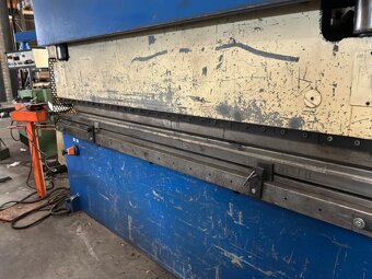 Hydrauliczna prasa krawędziowa 135 t, długość gięcia 3000 mm - 3