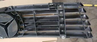 Mercedes R129 Grill - Atrapa uszkodzony - 3