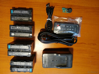 Sprzedam kamerę Sony HXR- NX 100 i inny sprzęt Foto - 3