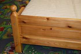 łóżko sosnowe z nowymi materacami - 3