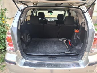 Srebrna toyota corolla Verso - 3