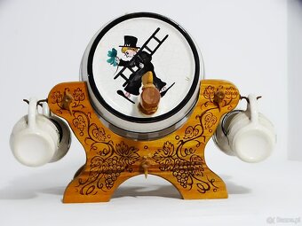 Dystrybutor w kształcie beczki, osadzony na rzeźbionym stoja - 3