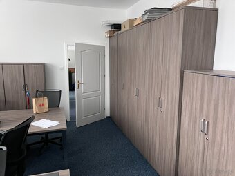 Syndyk sprzeda mienie w postaci mebli i sprzętu biurowego - 3