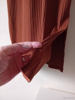 Sukienka midi obcisla z rozcięciem - 3