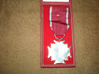 Sprzedam srebrny krzyż zasługi z okresu PRL, używany, cena 4 - 3