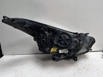 Reflektor lewy Hyundai I40 Xenon 3Z92101700 - 3