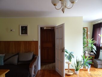 Dom wśród zieleni przy lesie - 3