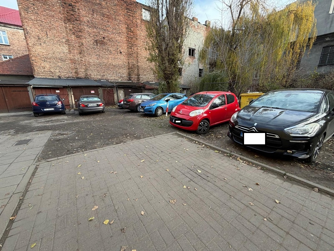 Mieszkanie o pow. 78.80m2, parter, do remontu, ul. Fabryczna - 4