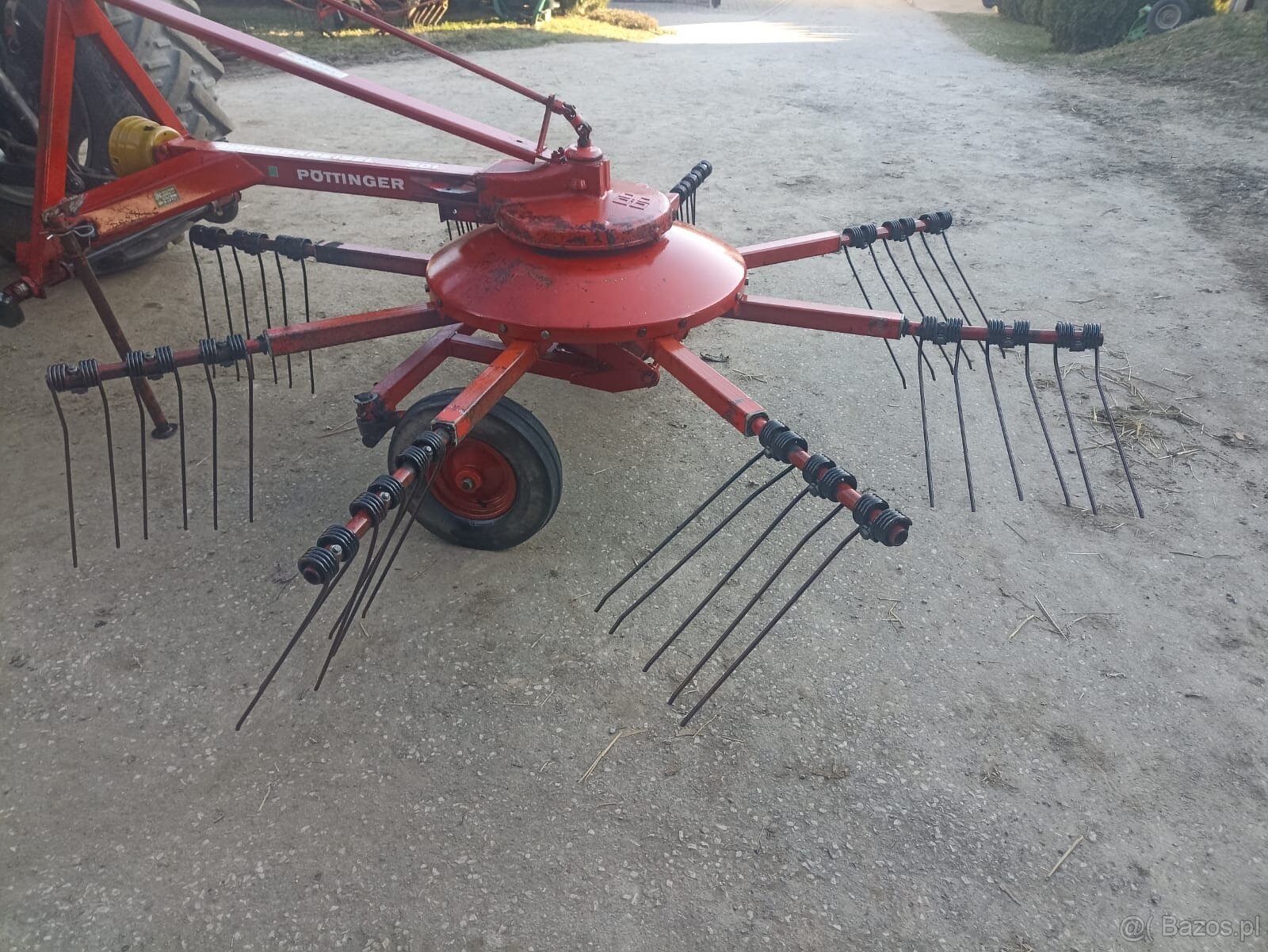 Zgrabiarka karuzelowa Pottinger 301 - 4