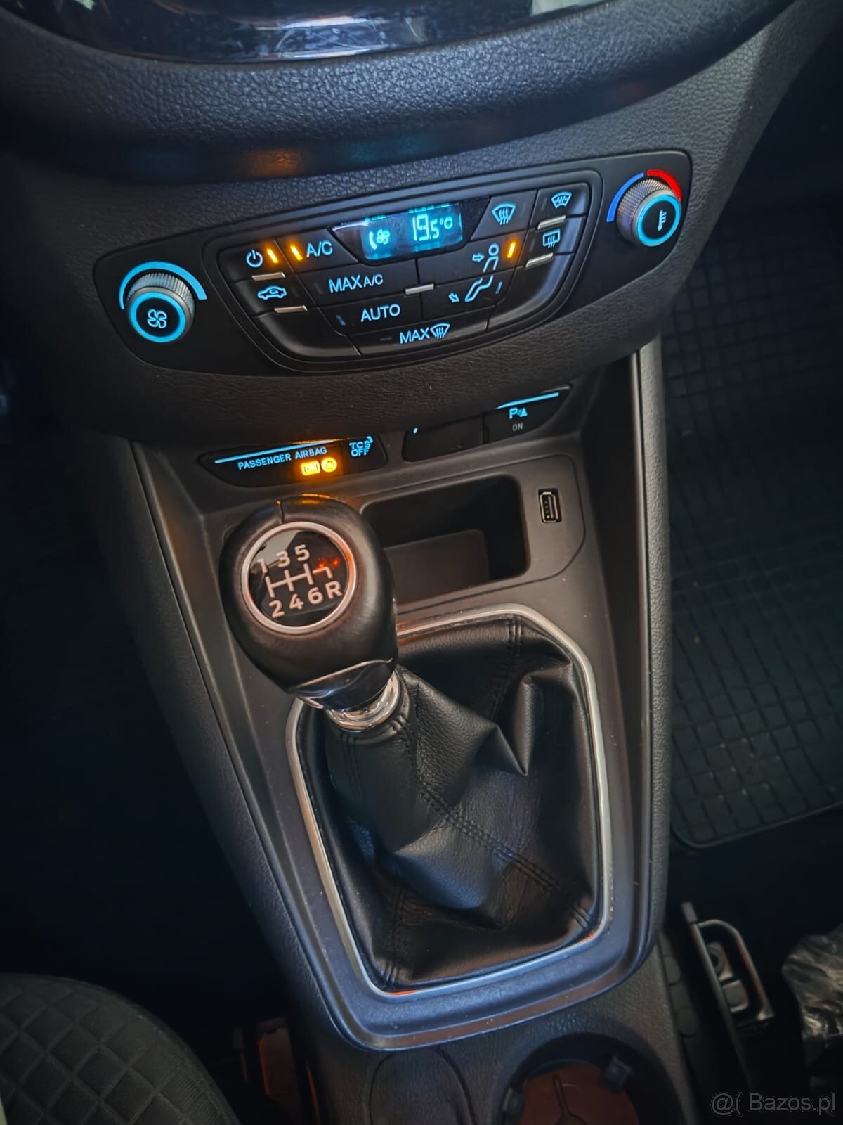 Sprzedam Forda Tourneo Courier z 2018 r - 4