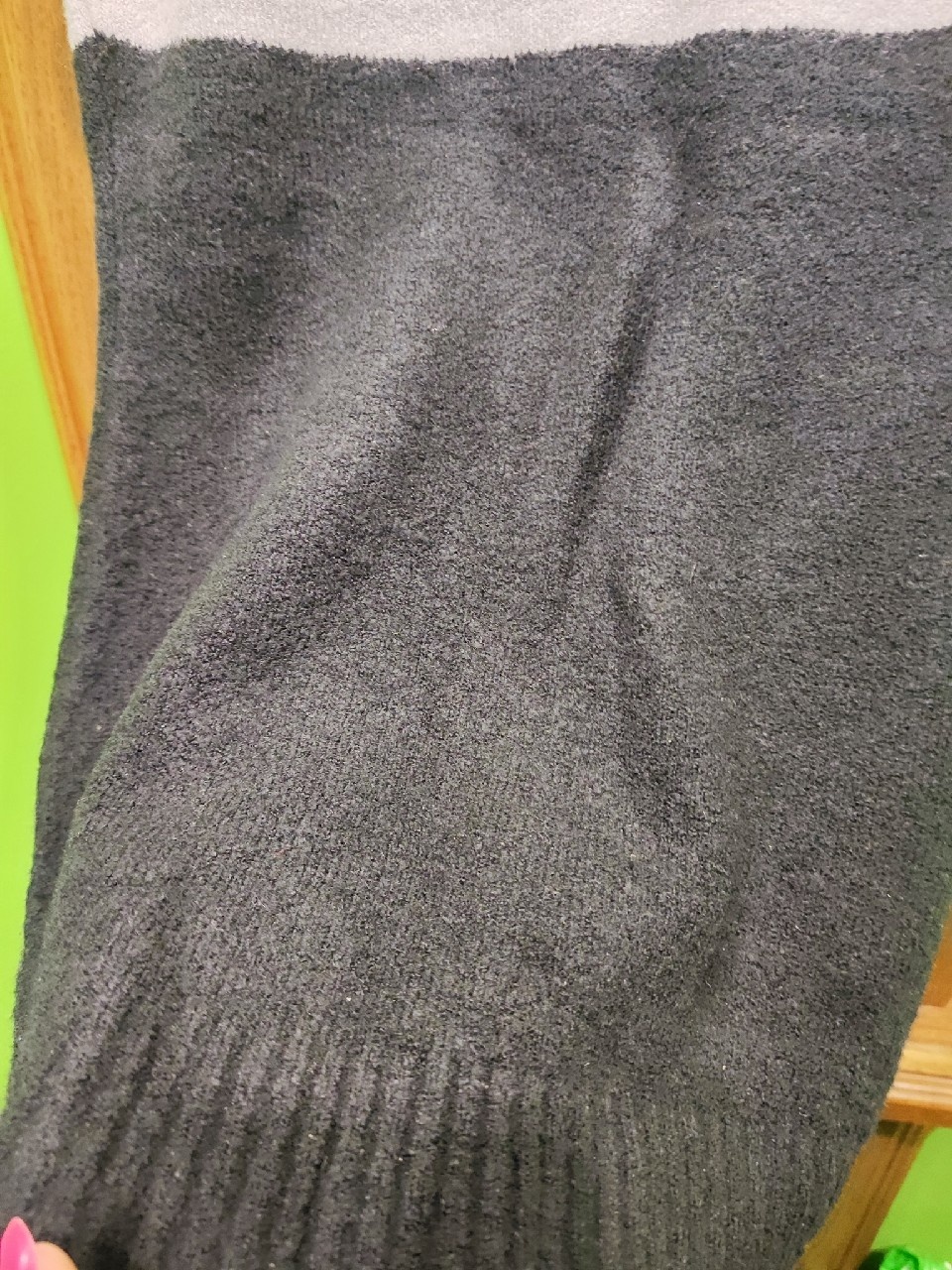 Mięciutki golf, z pomponami i z ozdobnymi dżetami - 4