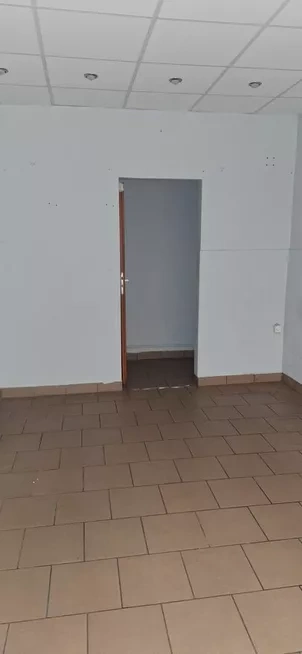 Dwa lokale, jeden z najemcą sprzedam - 4