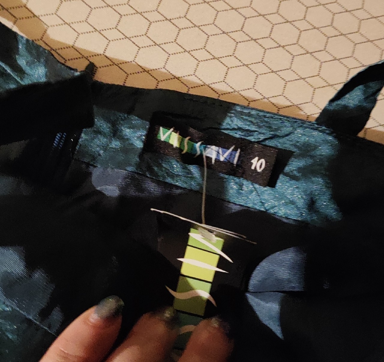 Sukienka typu bombka, z połyskującymi drobinkami metalu. - 4