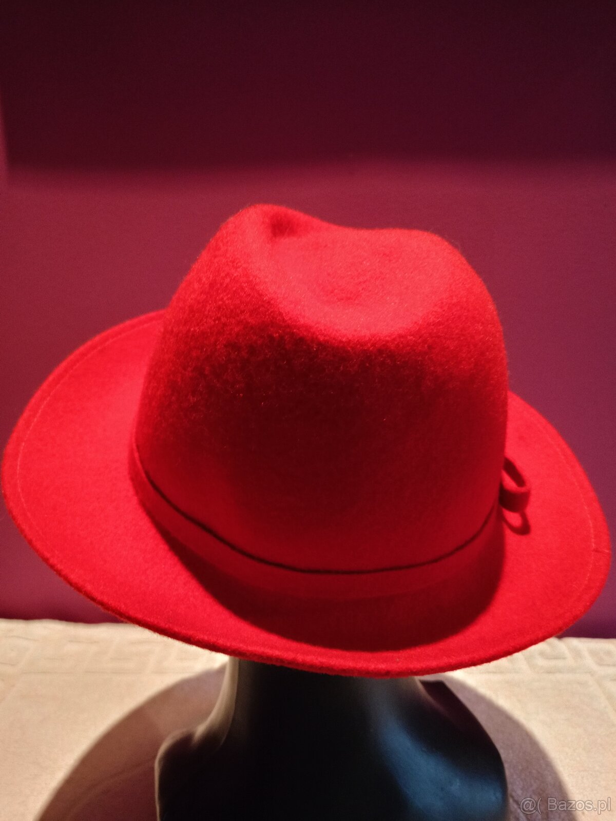 Klasyczny, elegancki czerwony kapelusz damski typu fedora. - 4
