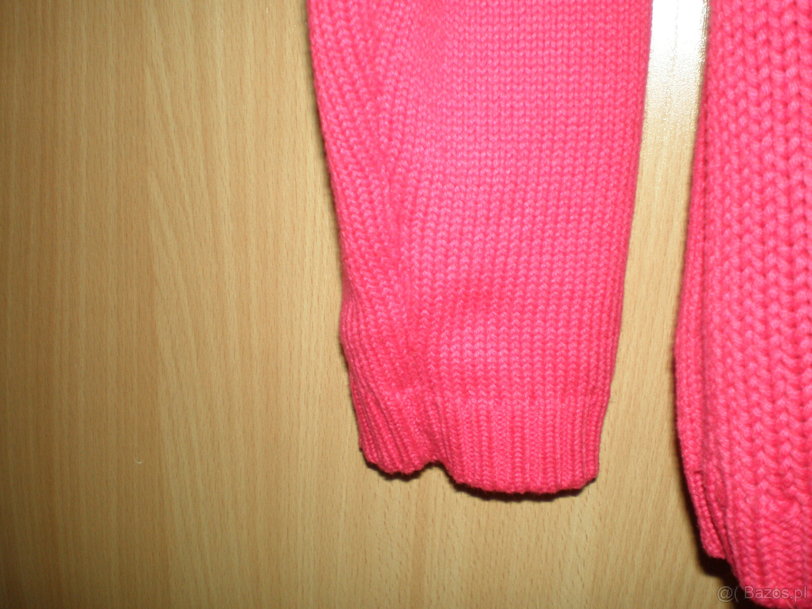 Sprzedam używany sweter damski w kolorze czerwonym, rozmiar - 4