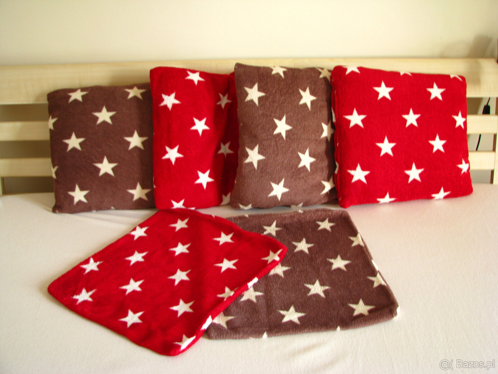 Dekoracyjne pluszowe poszewki 45x45 gwiazdki 6 szt + kocyki - 4
