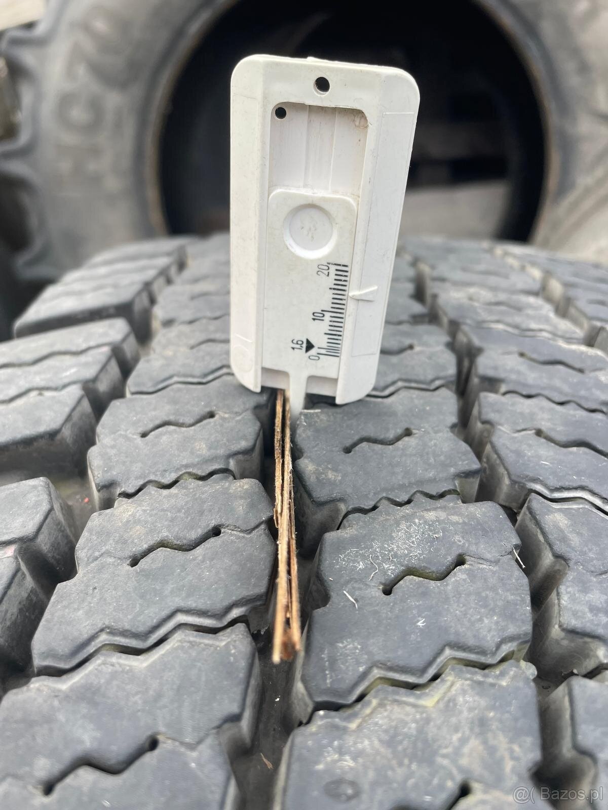 sprzedam opony 275/70/r22,5 CONTINETAL M+S bieżnik ok 18 mm - 4