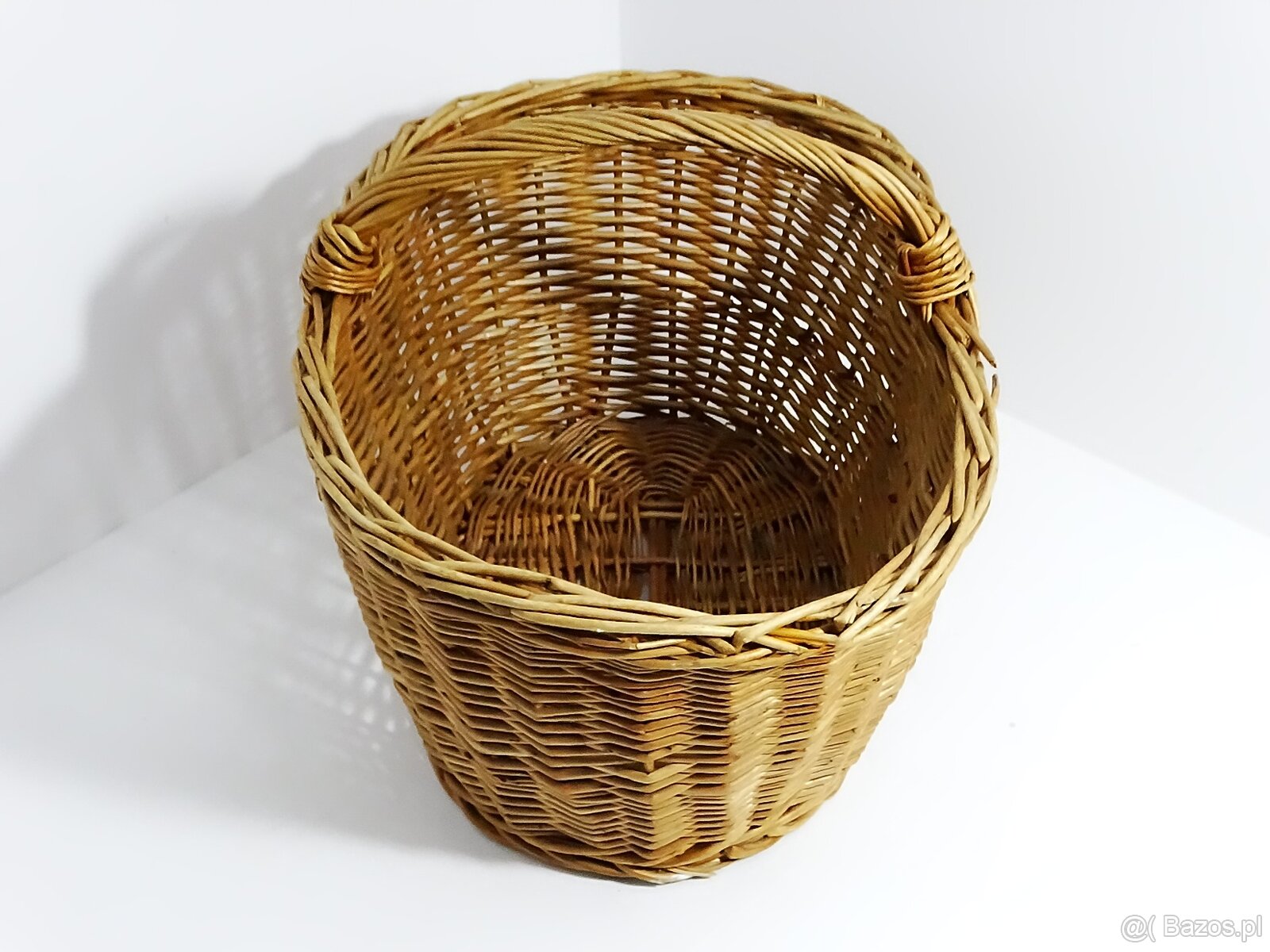 Duży kosz wiklinowy o wymiarach 52 × 35 × 33 cm (wysokość z - 4
