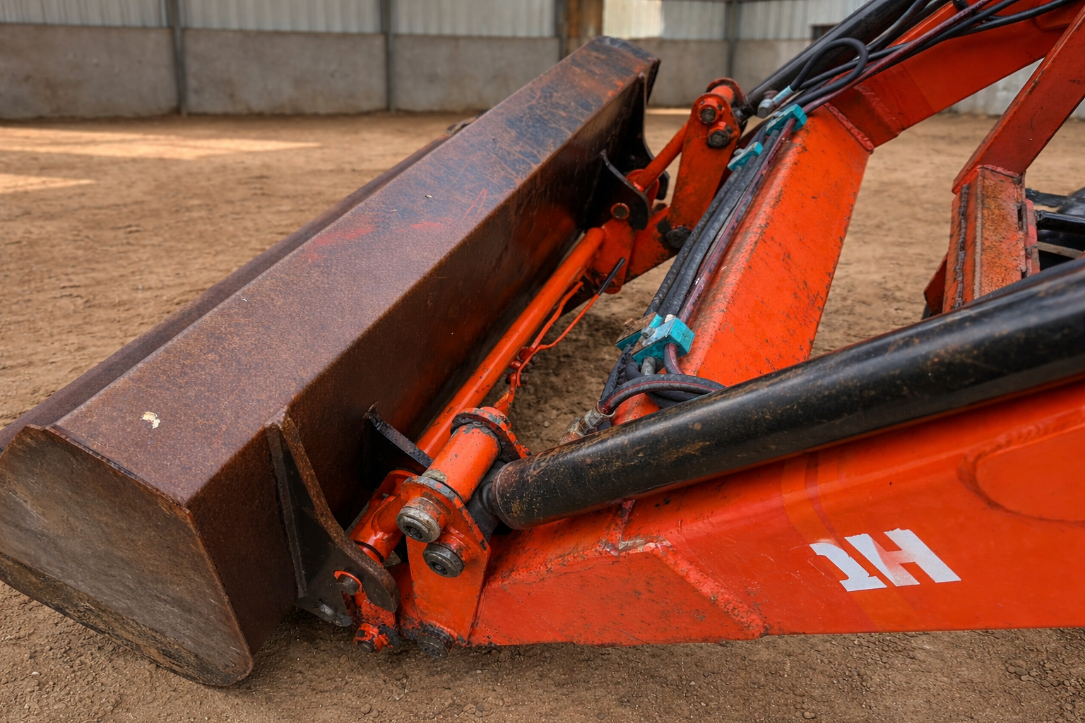 Kubota B2530 – ciągnik z ładowaczem czołowym i koparką - 4