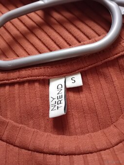 Brązowa sukienka prazkowana - 4