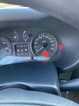 Sprzedam samochód RENAULT CLIO 2 z roku 2002  w stanie bardz - 4