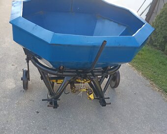 Rozsiewacz nawozów Amazone 1000L - 4