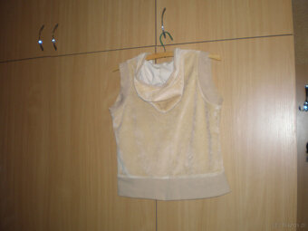 Sprzedam kangurek damski, rozmiar M, używany, stan dobry, od - 4