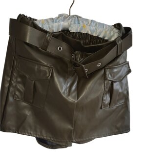 Markowe elastyczne skórzane spodenki włoskie r 36 S szorty - 4