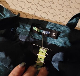 Sukienka typu bombka, z połyskującymi drobinkami metalu. - 4