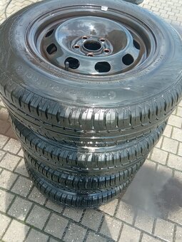 Oferuję używaną felgę stalową do samochodu marki z oponami o - 4