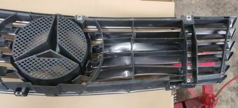Mercedes R129 Grill - Atrapa uszkodzony - 4