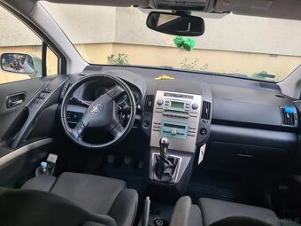 Srebrna toyota corolla Verso - 4
