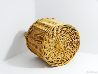 Kosz wiklinowy o wysokości 47 cm, średnicy 30 cm i głębokośc - 4