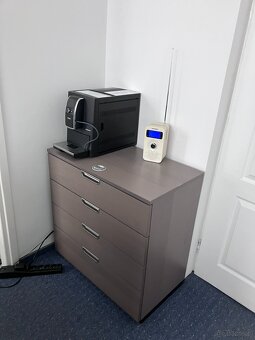 Syndyk sprzeda mienie w postaci mebli i sprzętu biurowego - 4