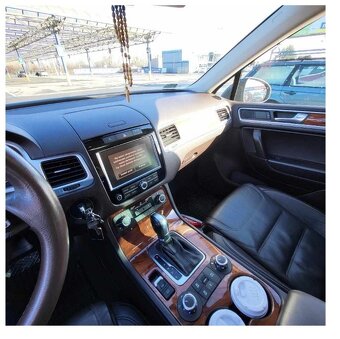 Sprzedaż samochodu osobowego Volkswagen Touareg - 4