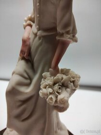 Figura manufaktura-Capodimonte kolorowa -dziewczyna z koszem - 4