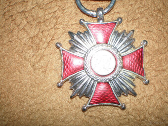 Sprzedam srebrny krzyż zasługi z okresu PRL, używany, cena 4 - 4