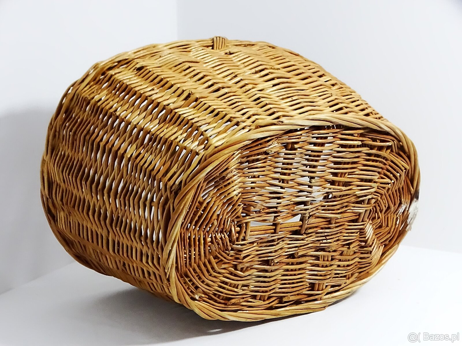Duży kosz wiklinowy o wymiarach 52 × 35 × 33 cm (wysokość z - 5