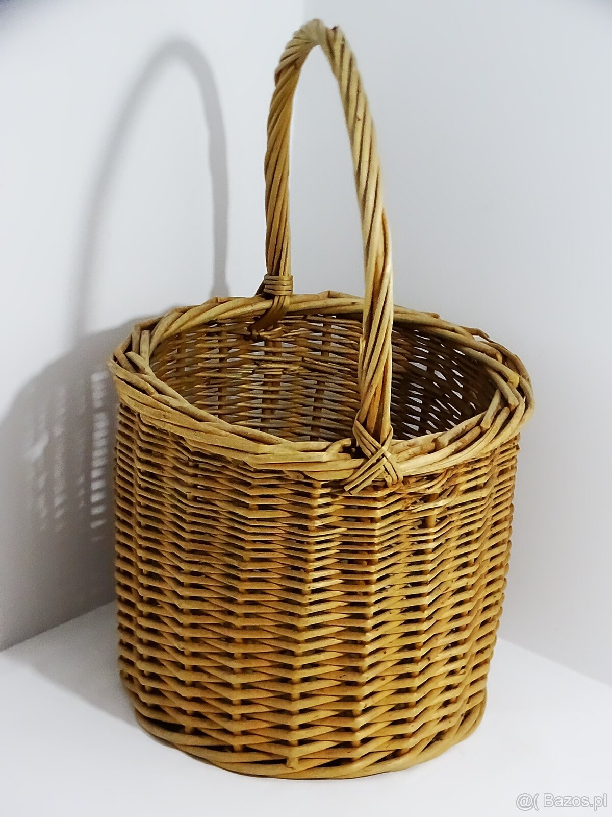 Kosz wiklinowy o wysokości 47 cm, średnicy 30 cm i głębokośc - 5